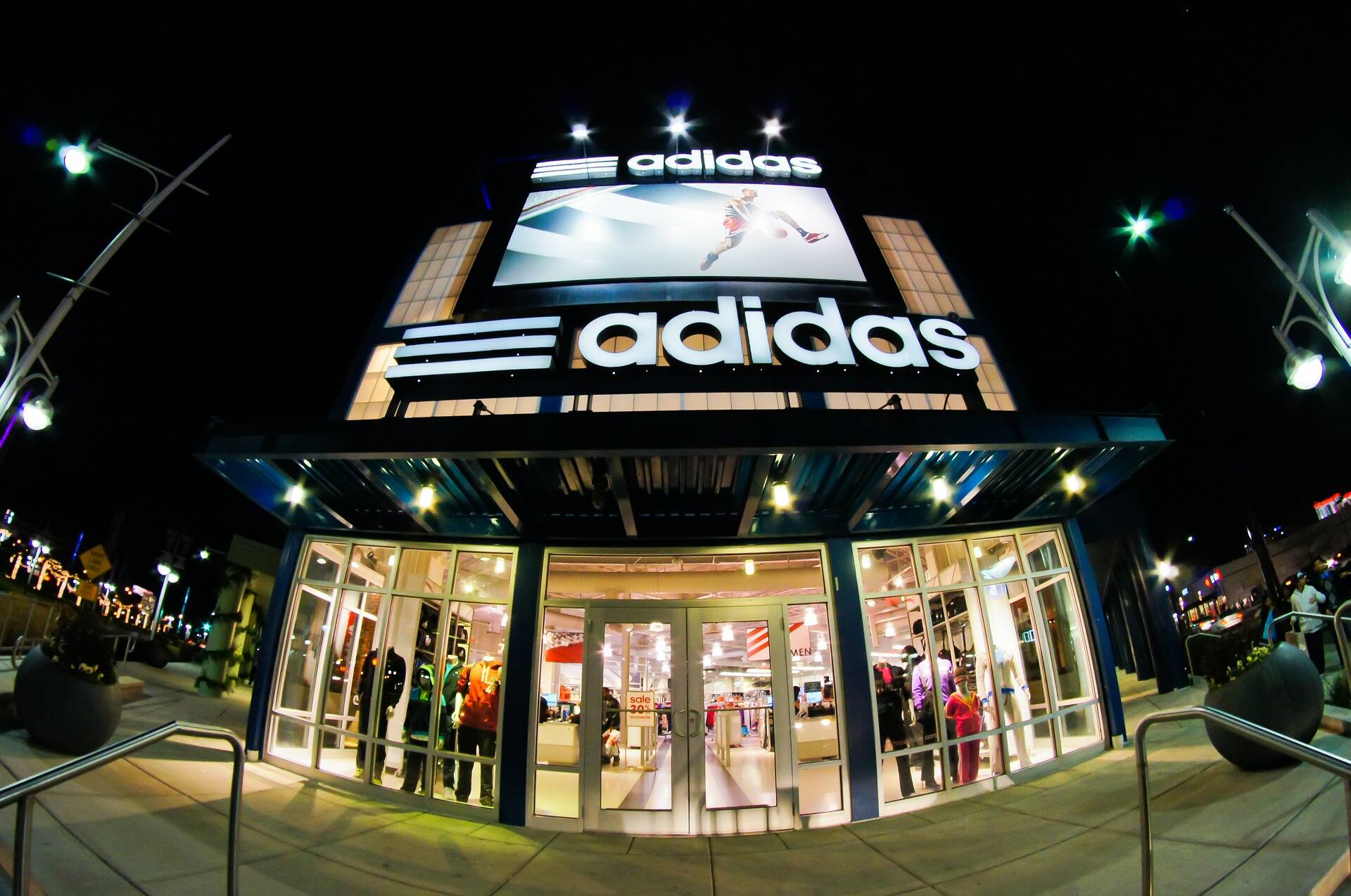 Adidas Outlet bei Nürnberg – Urlaub im Hotel HerzogsPark in Herzogenaurach