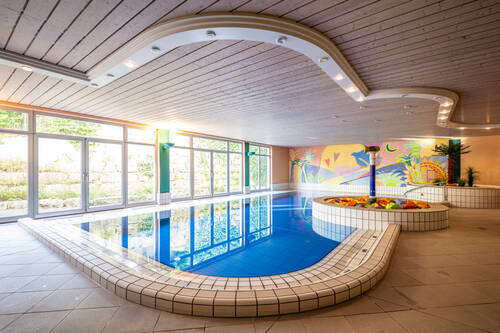 Wellnessbereich mit Schwimmbad im Hotel Herzogspark