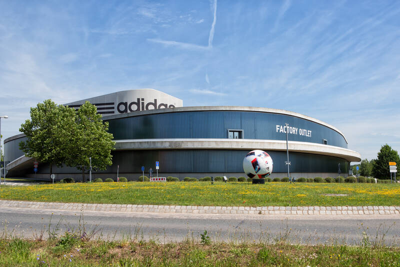 Adidas und Reebok Outlet in Herzogenaurach erleben – Urlaub im Hotel HerzogsPark