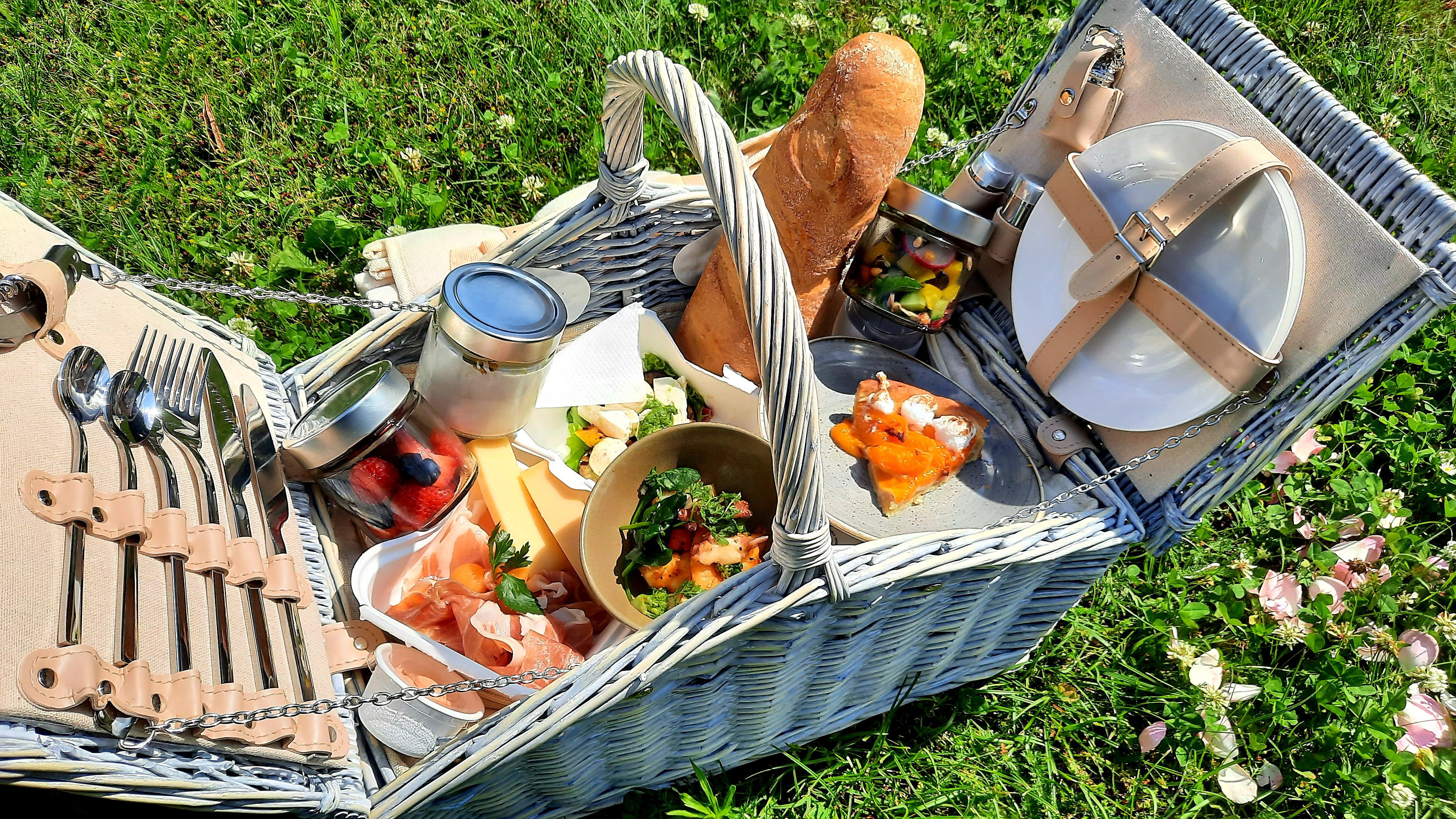 Picnic basket* for two persons | Hotel HerzogsPark